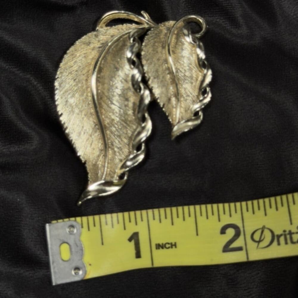 Vintage LISNER Gold Tone Double Leaf Brooch Pendant Signed - Picture 4 of 5